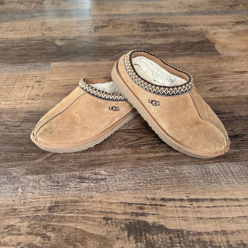 UGG Kids Tan Slippers with Patterned Trim - Picture 3 of 9